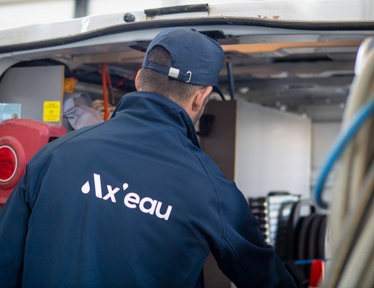 technicien ax'eau range son camion