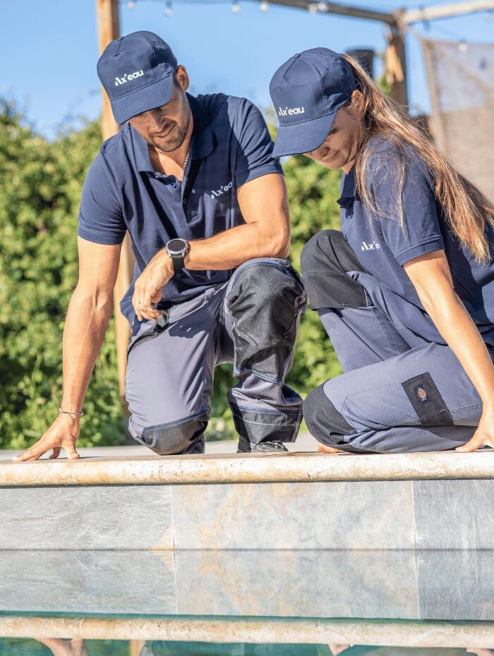 2 techniciens Ax'eau en recherche de fuite d'eau sur une piscine